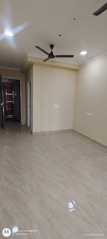 Room in 3 BHK Apartment at Gaur City 2 - 14th Avenue, Sector 16c Greater Noida – for Rent