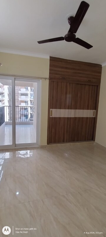 Room in 3 BHK Apartment at Gaur City 2 - 14th Avenue, Sector 16c Greater Noida – for Rent