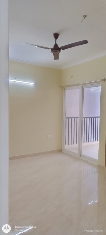 Room in 3 BHK Apartment at Gaur City 2 - 14th Avenue, Sector 16c Greater Noida – for Rent