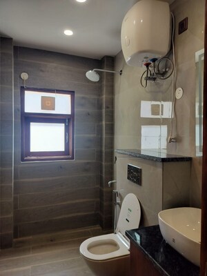 Bathroom in 4 BHK Apartment at DLF Trinity Towers, Dlf Phase V – for Sale