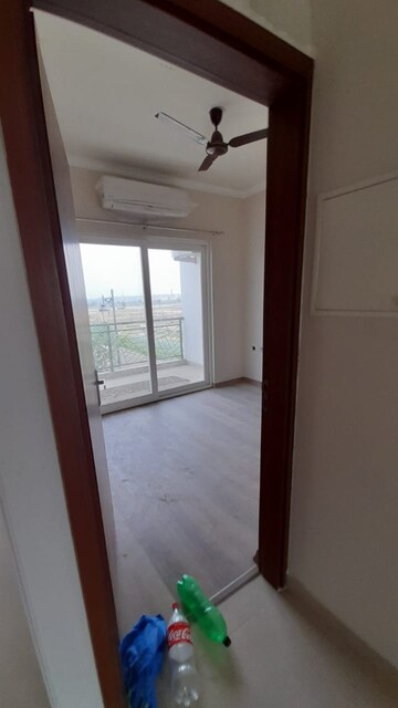 Room in 3 BHK Builder Floor at Central Park Flower Valley Aqua Front Towers, Sohna Sector 33 – for Rent