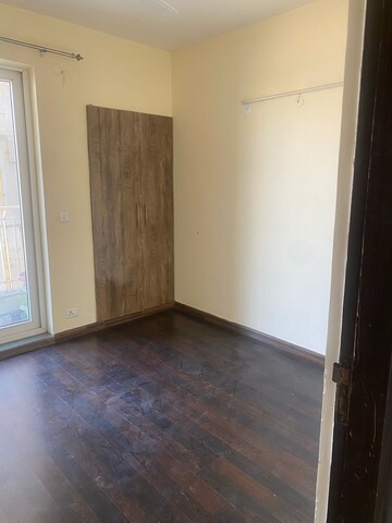Room in 3 BHK Apartment at BPTP Discovery Park, Sector 80 – for Rent