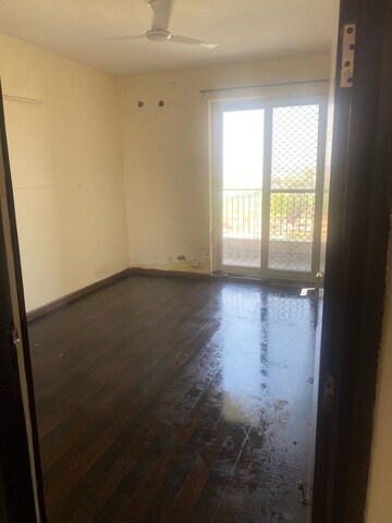 Room in 3 BHK Apartment at BPTP Discovery Park, Sector 80 – for Rent