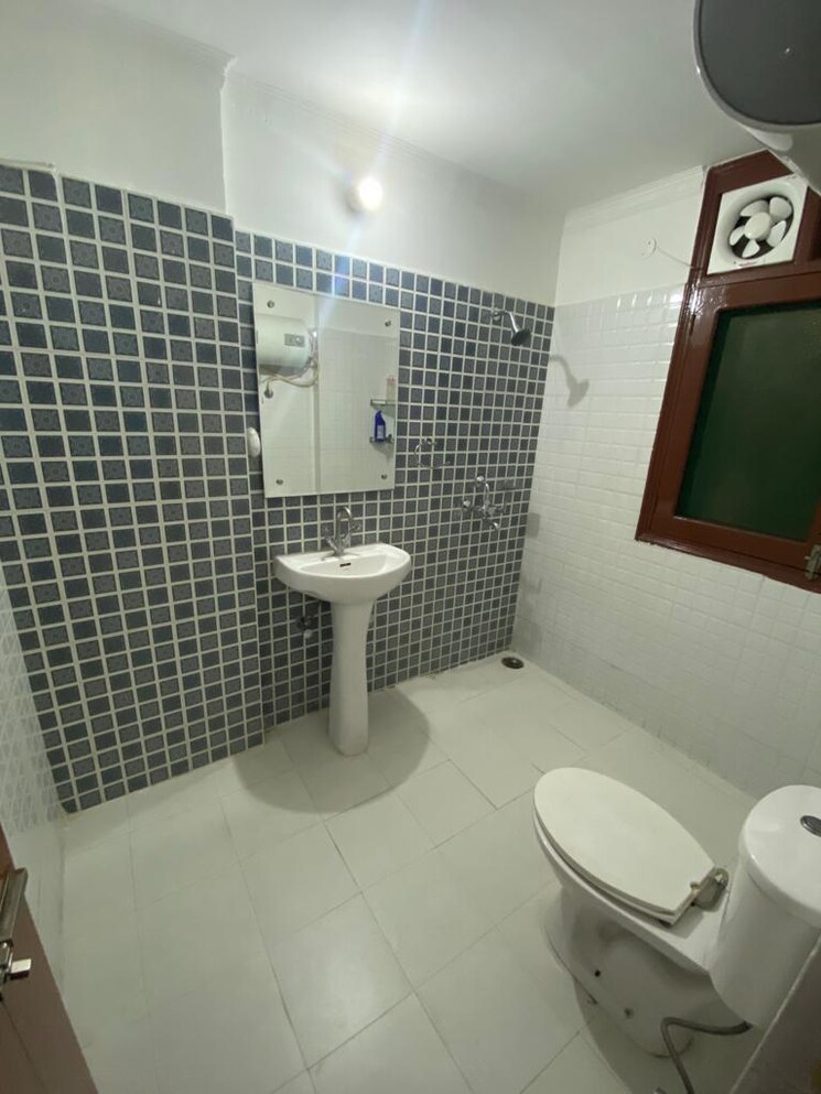 Bathroom, maya-garden-city 3 Bedroom 1852 Sq.Ft. Apartment In Lohgarh Zirakpur 8562218