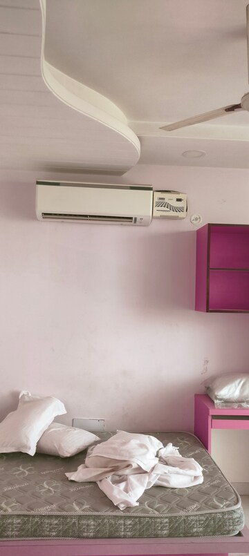 Room in 4 BHK Apartment at C-Scheme – for Rent