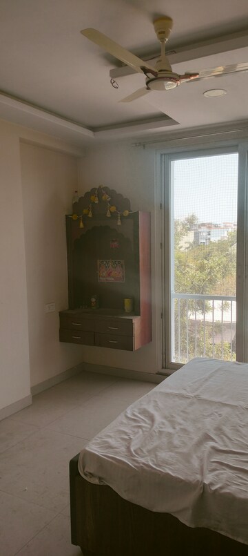 Room in 4 BHK Apartment at C-Scheme – for Rent