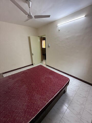Room in 2 BHK Apartment at Magarpatta Daffodils Apartment, Hadapsar – for Rent