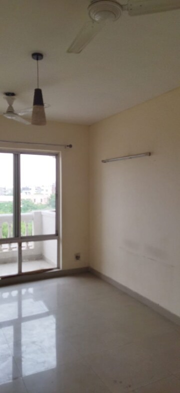Room in 2 BHK Apartment at DLF Regency Park I, Dlf Phase iv – for Rent