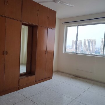 Room in 3 BHK Apartment at DLF Ridgewood Estate, Dlf Phase iv – for Rent