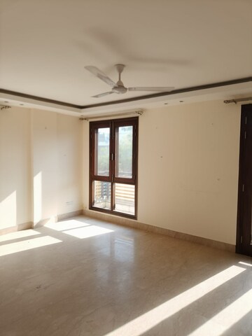 Room in 4 BHK Apartment at Florence Nightingale Lane, Green Park – for Rent