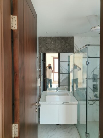 Bathroom in 4 BHK Apartment at Florence Nightingale Lane, Green Park – for Rent