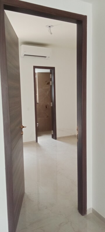 Room in 3.5 BHK Apartment at Smart World Orchard, Sector 61 – for Rent