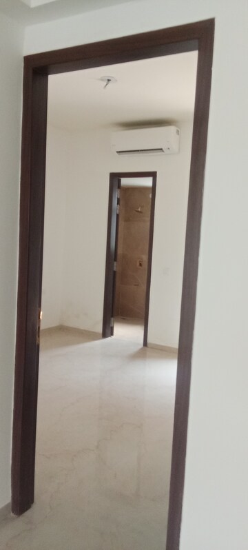 Room in 3.5 BHK Apartment at Smart World Orchard, Sector 61 – for Rent