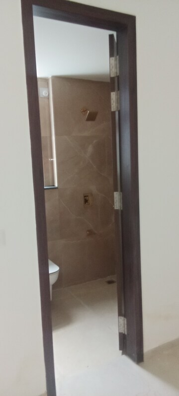 Bathroom in 3.5 BHK Apartment at Smart World Orchard, Sector 61 – for Rent