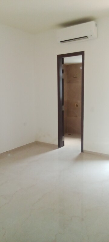 Room in 3.5 BHK Apartment at Smart World Orchard, Sector 61 – for Rent