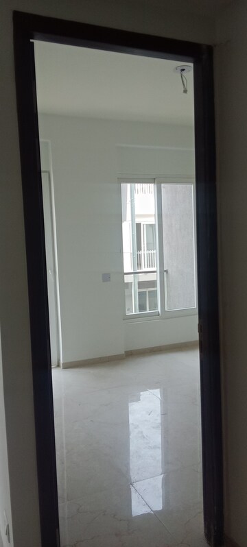 Room in 3.5 BHK Apartment at Smart World Orchard, Sector 61 – for Rent