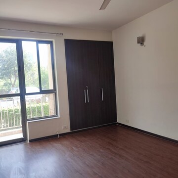 Room in 3.5 BHK Apartment at Unitech The Residences Sector 33, Sector 33 – for Rent