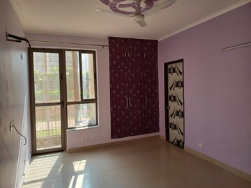 Room in 3.5 BHK Apartment at Unitech The Residences Sector 33, Sector 33 – for Rent