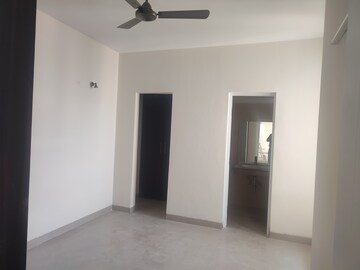 Room in 2 BHK Apartment at Emaar Emerald Estate, Sector 65 – for Rent