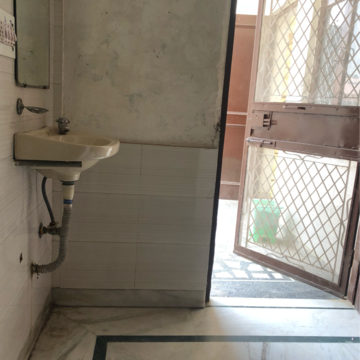 Bathroom in 1.5 BHK Villa at Sector 21 – for Rent