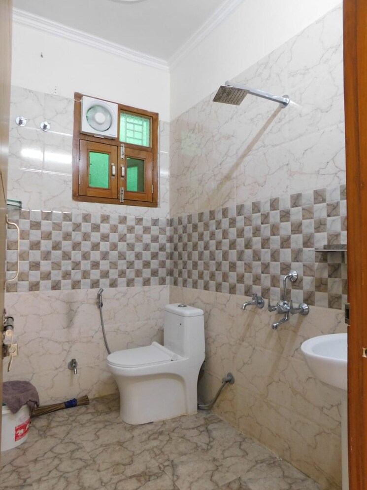 Bathroom, niti khand 3 Bedroom 1400 Sq.Ft. Builder Floor In Niti Khand Ghaziabad 8563254