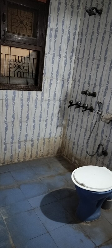 Bathroom in 1.5 BHK Independent House at Gardenia Glory, Sector 46 – for Rent