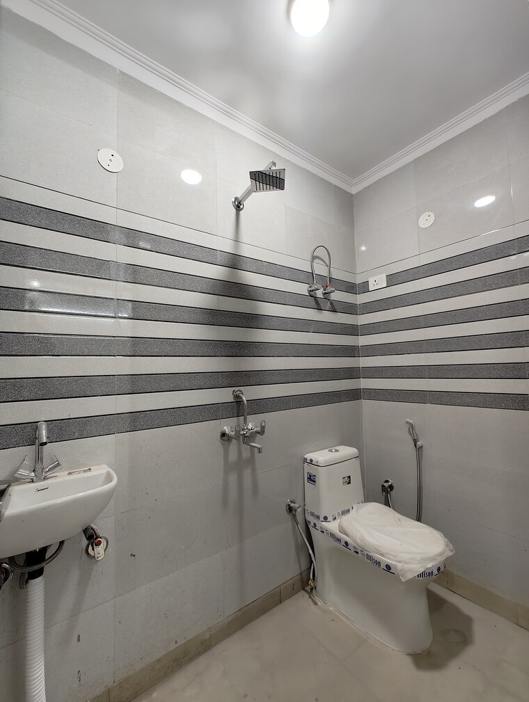 Bathroom, govindpuri 2 Bedroom 450 Sq.Ft. Builder Floor In Govindpuri Delhi 8563429