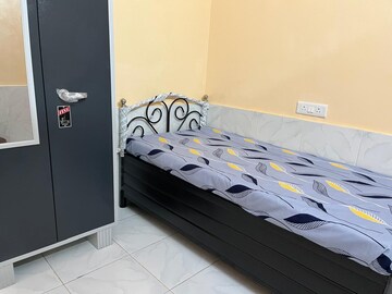 Room in  Pg at Vartak Nagar – for Rent