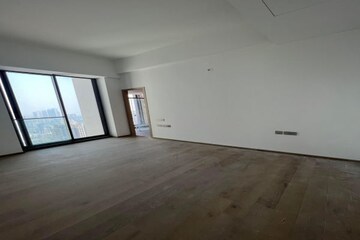 Room in 5 BHK Apartment at Rustomjee Crown, Prabhadevi – for Sale