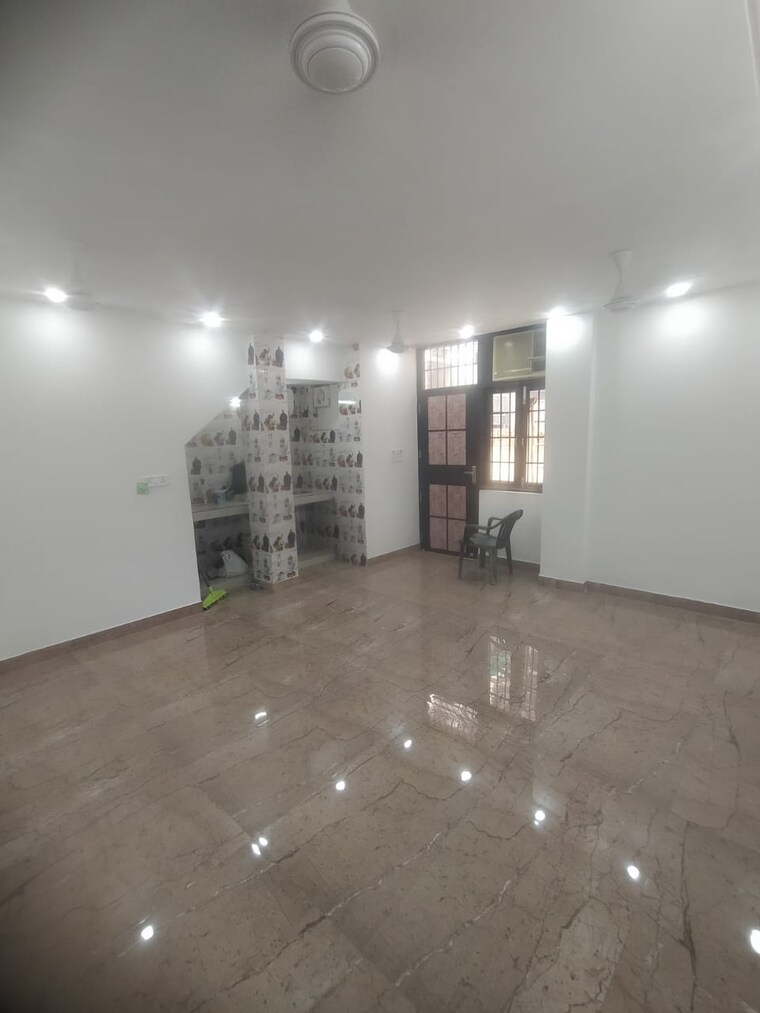 Room, east patel nagar 3 Bedroom 1500 Sq.Ft. Builder Floor In East Patel Nagar Delhi 8565800
