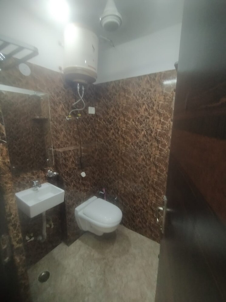 Bathroom, east patel nagar 3 Bedroom 1500 Sq.Ft. Builder Floor In East Patel Nagar Delhi 8565800