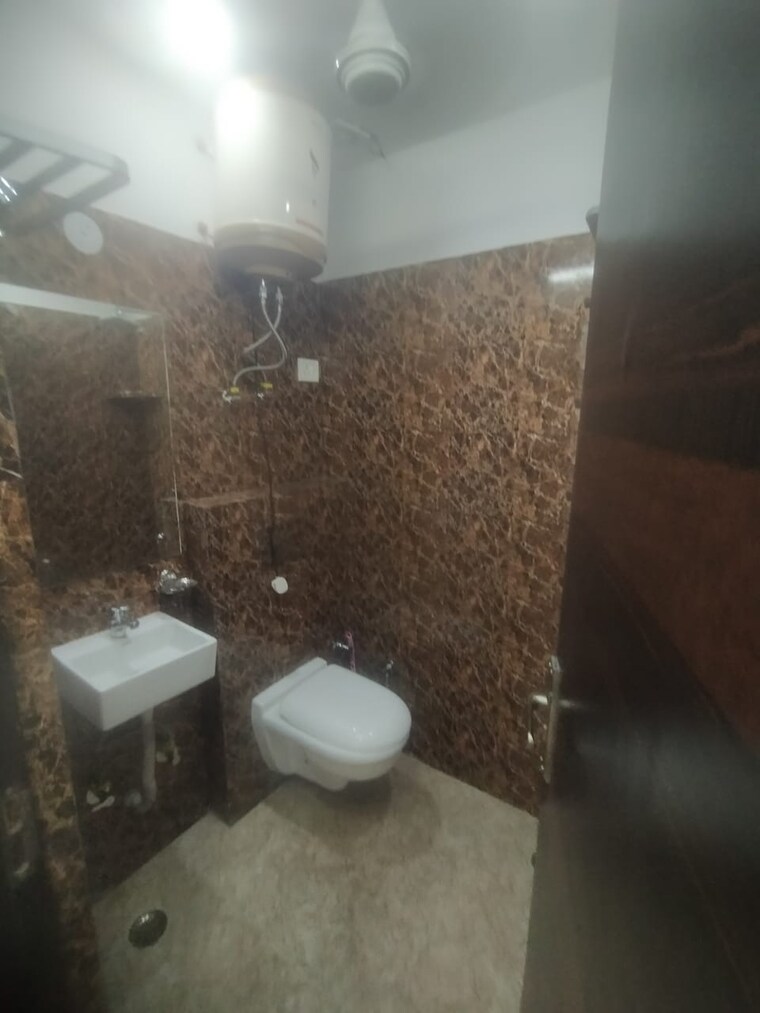 Bathroom, east patel nagar 4 Bedroom 900 Sq.Ft. Independent House In East Patel Nagar Delhi 8565884