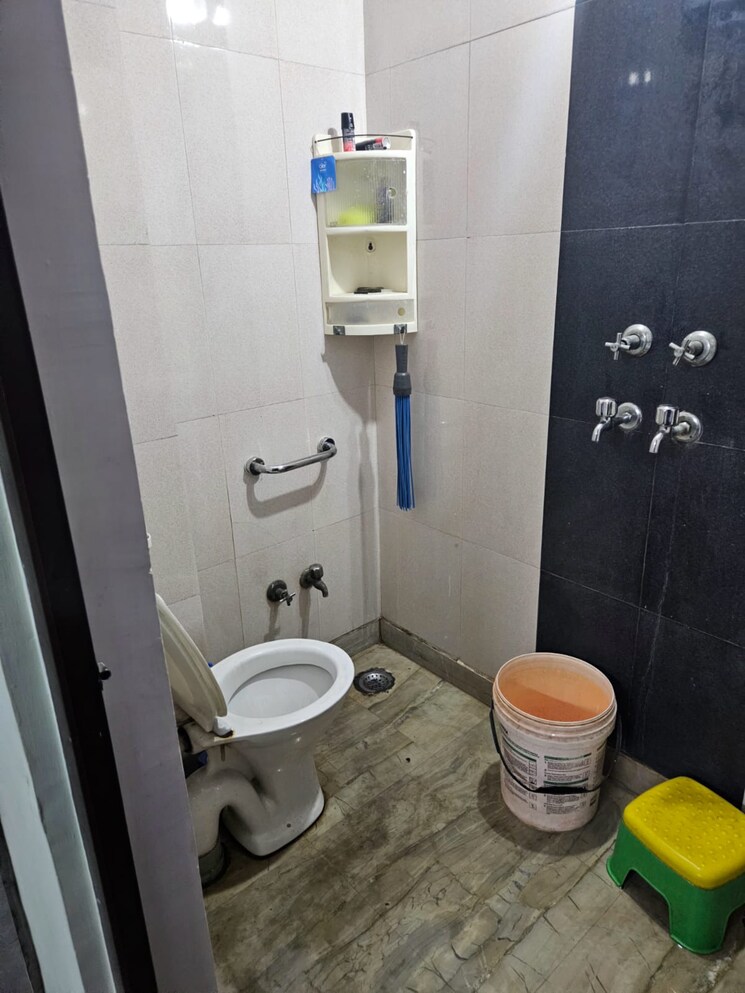 Bathroom, subhash nagar 2 Bedroom 1000 Sq.Ft. Builder Floor In Subhash Nagar Delhi 8566071