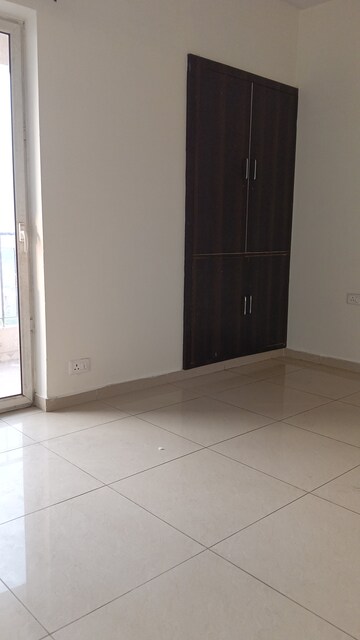 Room in 3 BHK Apartment at Landcraft Golflinks Plaza, Pandav Nagar – for Rent