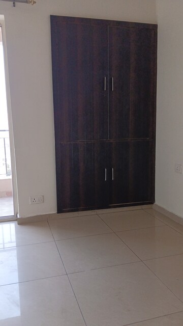 Room in 3 BHK Apartment at Landcraft Golflinks Plaza, Pandav Nagar – for Rent