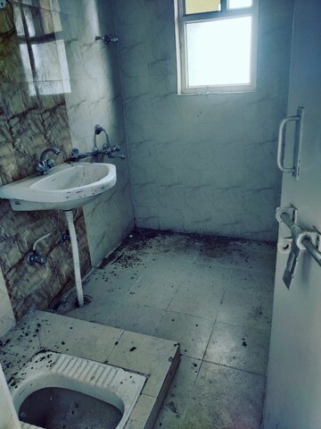 Bathroom in 3 BHK Apartment at Sargam Apartment, Jankipuram – for Rent