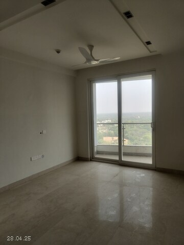 Room in 4 BHK Apartment at Krrish Provence Estate, Gurgaon Faridabad Road – for Rent