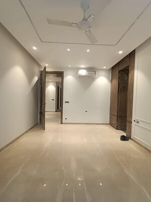 Room in 3.5 BHK Builder Floor at Sector 49 – for Sale