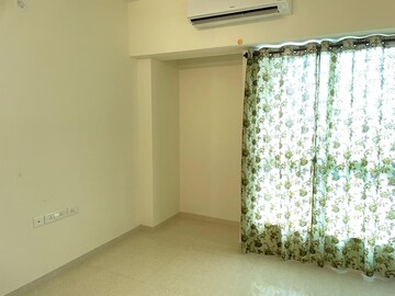 Room in 2 BHK Apartment at Lodha Amara, Kolshet Road – for Rent
