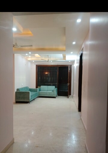 Living Room in 2 BHK Builder Floor at SAS Tower, Sector 38 – for Rent