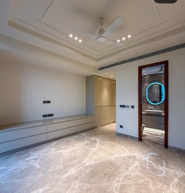 Room in 4 BHK Builder Floor at Green Park – for Sale