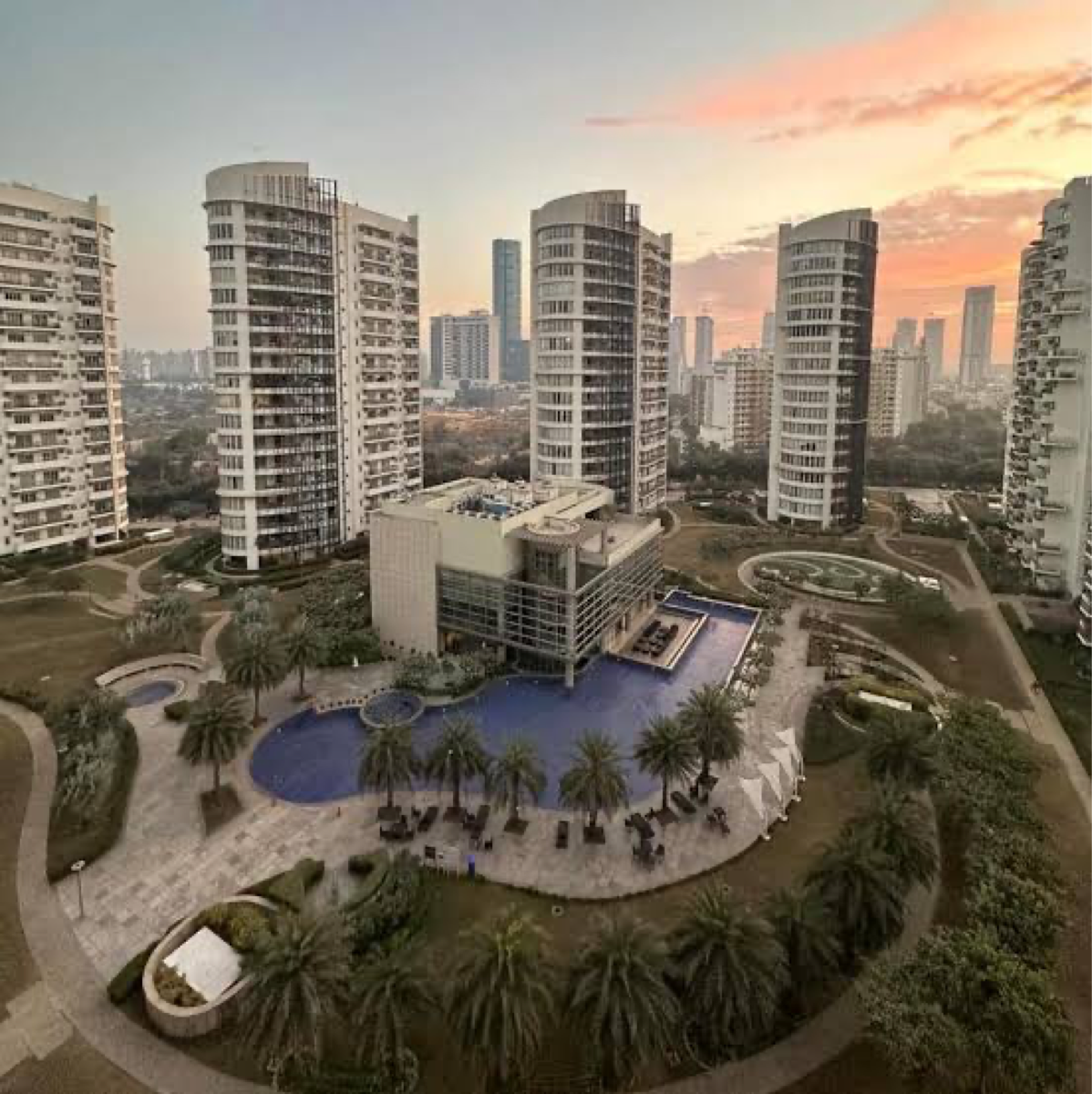 3 BHK + Servant Room Apartment For Rent in Emaar MGF The Palm Drive Studios