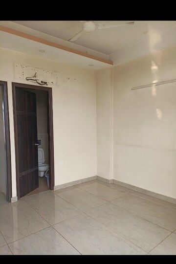 Room in 3 BHK Builder Floor at RWA Residential Society Sector 46, Sector 46 – for Rent