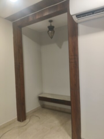 Room in 5 BHK Builder Floor at Unitech South City II, Sector 50 – for Rent