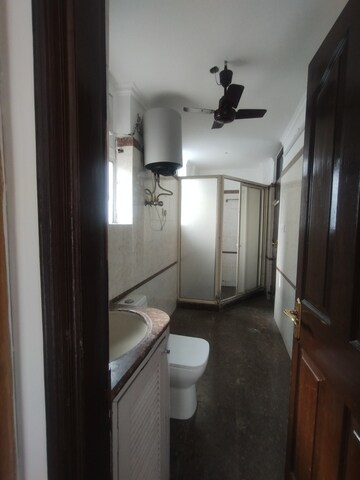 Furnished Amenities in 3 BHK Apartment at Ansal Sushant Lok I, Sector 43 – for Rent
