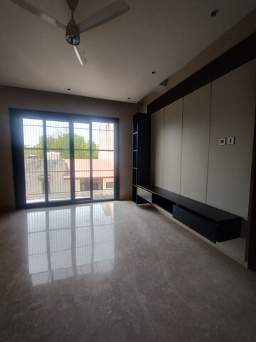 Room in 4 BHK Builder Floor at Ansal Sushant Lok I, Sector 43 – for Rent