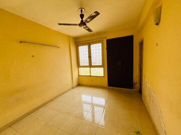 Room in 3 BHK Apartment at Tulip White, Sector 69 – for Rent