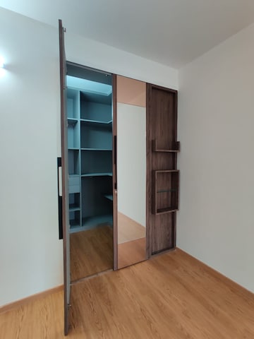 Room in 2 BHK Apartment at Mantri Lithos, Thanisandra – for Rent