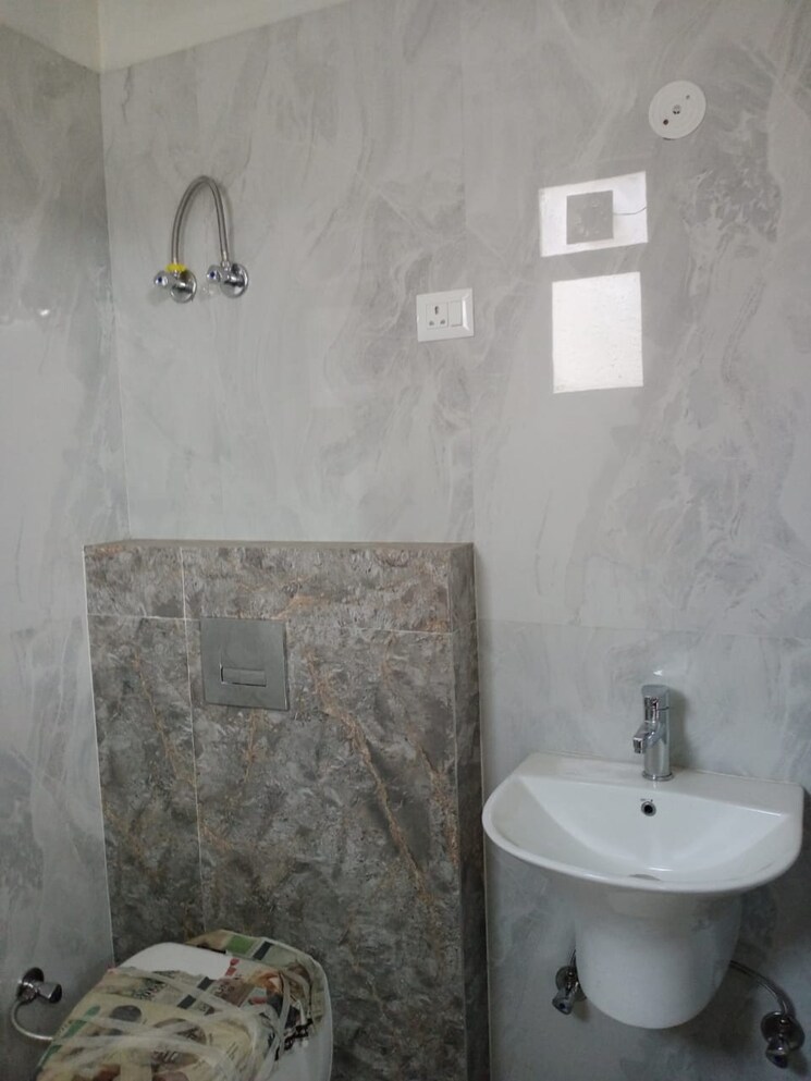 Bathroom, anand nagar 3 Bedroom 100 Sq.Yd. Apartment In Anand Nagar Delhi 8568063