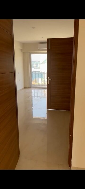 Room in 3 BHK Builder Floor at Smart World Gems, Sector 89 – for Rent